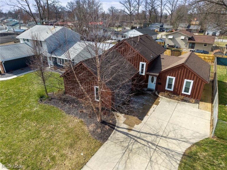 110 Wilshire Court, Elyria, OH - Photo 3