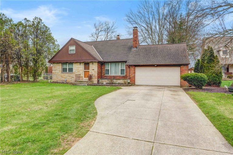 24037 Mastick Road, North Olmsted, OH - Photo 2