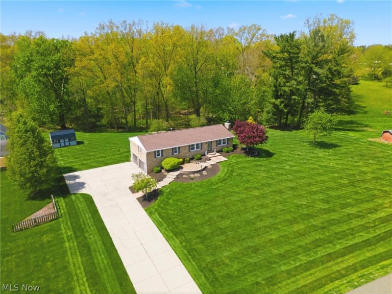 8285 Southwood Drive, North Canton, OH - Photo 6