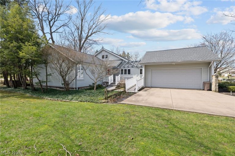 6656 Woodhawk Drive, Mayfield Heights, OH - Photo 4