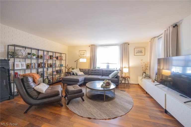 19101 Van Aken Boulevard Boulevard #216, Shaker Heights, OH - Photo 4