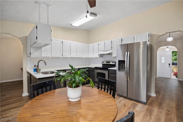 621 Van Oaks Drive, Amherst, OH - Photo 4