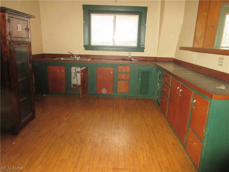 174 Hickory Street, Andover, OH - Photo 6