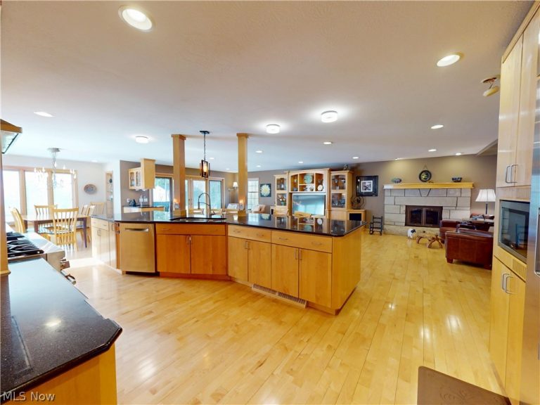 7885 Pear Tree Drive, Chesterland, OH - Photo 8