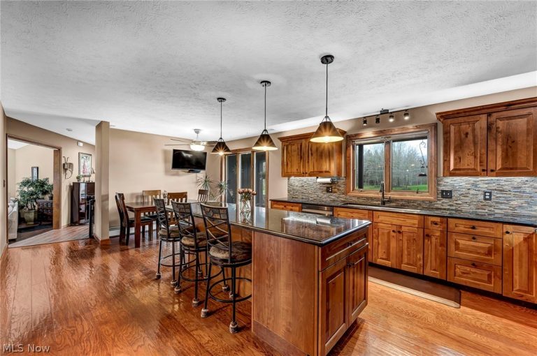 2960 Millgate Drive, Willoughby Hills, OH - Photo 2