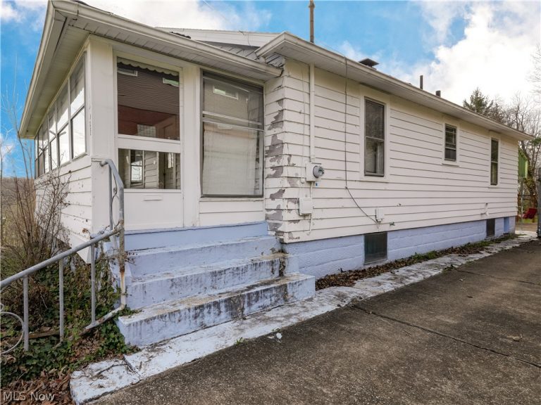 426 Queisner Avenue, Lowellville, OH - Photo 2