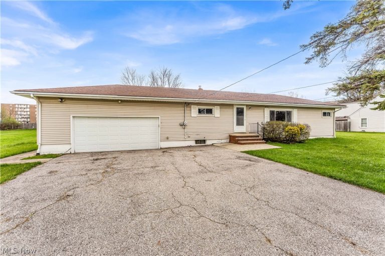 25121 Price Road, Bedford Heights, OH - Photo 2