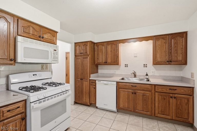 513 Lynnview Drive, Sagamore Hills, OH - Photo 8