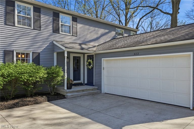 613 Welshire Drive, Bay Village, OH - Photo 2