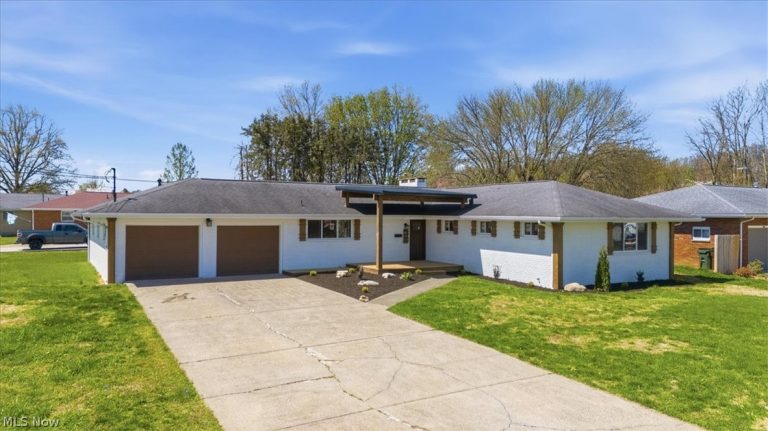 801 Westview Drive, Belpre, OH - Photo 2