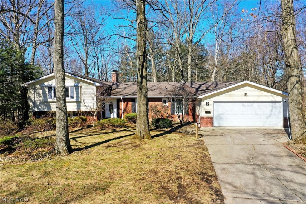 9 Hillside Drive, Girard, OH