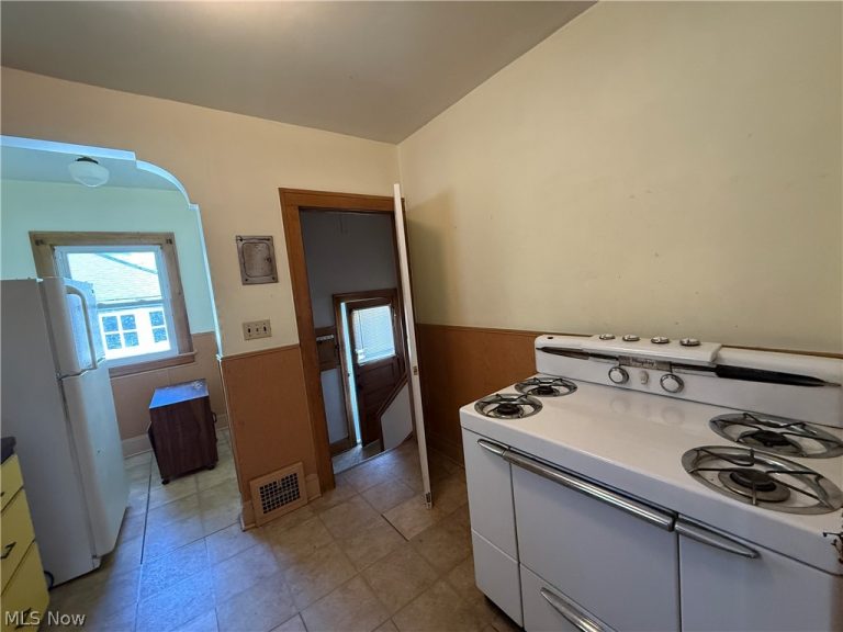 18309 Edgerton Road, Cleveland, OH - Photo 6