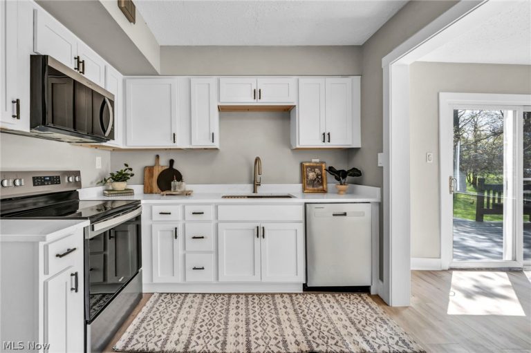 375 Hillside Road, Seven Hills, OH - Photo 8