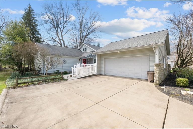 6656 Woodhawk Drive, Mayfield Heights, OH - Photo 3