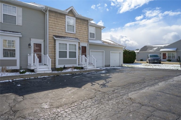 3204 Deer Trail #D, Cortland, OH - Photo 2