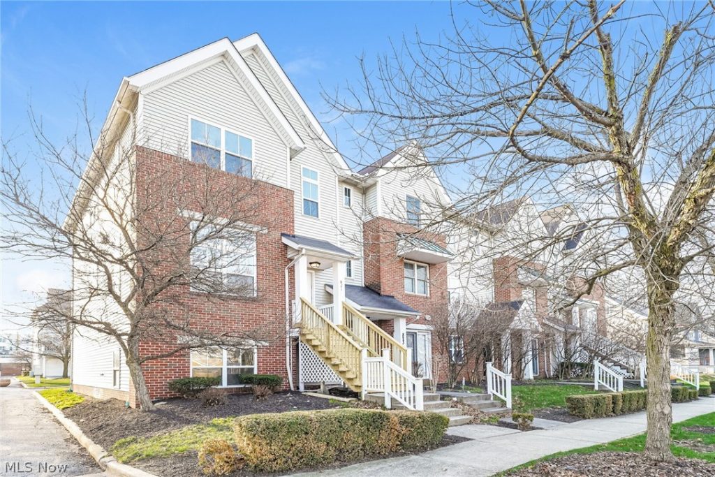 821 Nela View Road, Cleveland Heights, OH