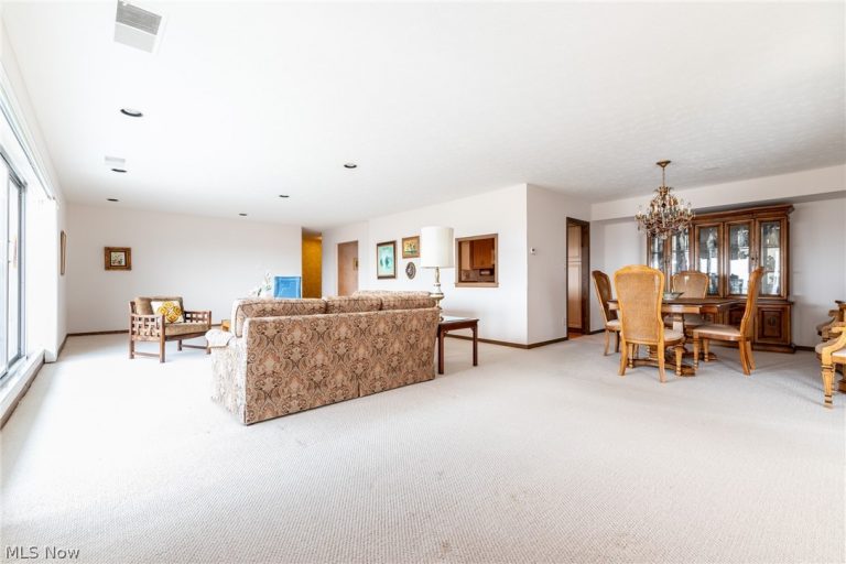 2202 Acacia Park Drive #2615, Lyndhurst, OH - Photo 6
