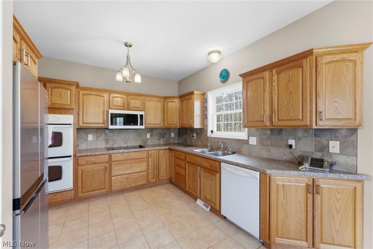 13360 Green Drive, Chesterland, OH - Photo 8