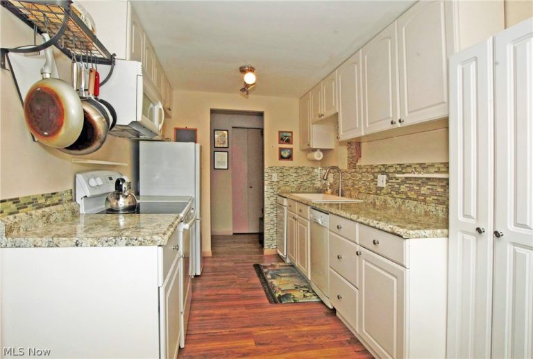 25600 Country Club Boulevard #18, North Olmsted, OH - Photo 3