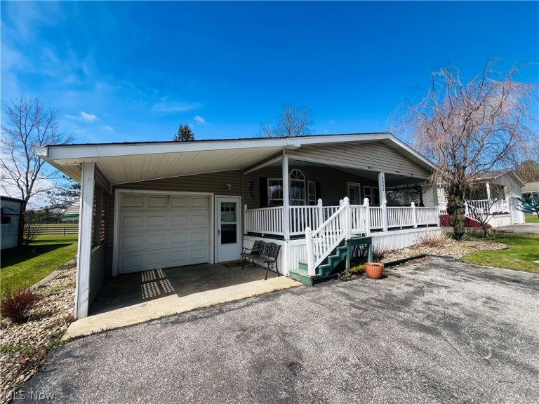 10552 Shasta Drive, Chardon, OH - Photo 2