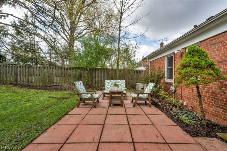 1371 Cranover Road, Lyndhurst, OH - Photo 2