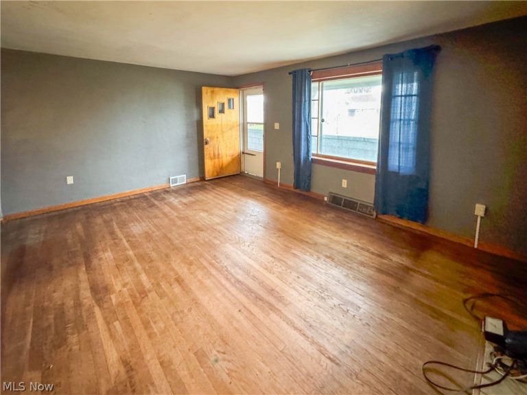 165 Piccadilly Street, Campbell, OH - Photo 6