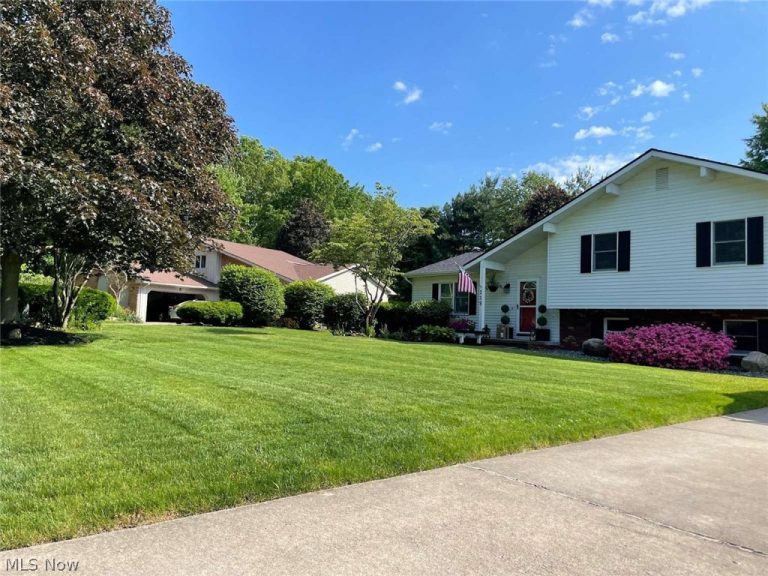 229 Old Oak Drive, Cortland, OH - Photo 2