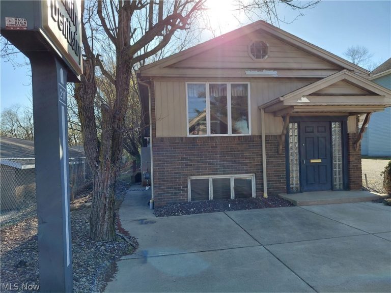 211 Main Street, Hubbard, OH - Photo 2