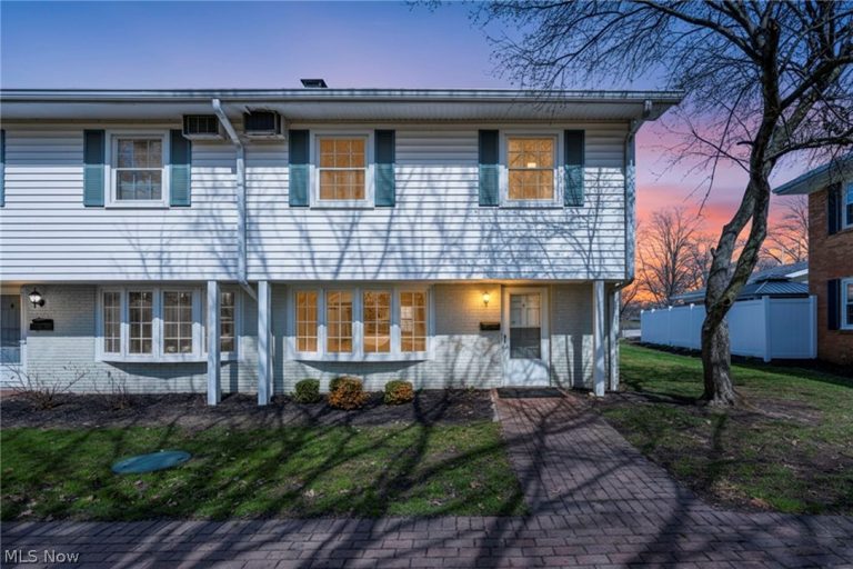 15 Meadowlawn Drive #9, Mentor, OH - Photo 2