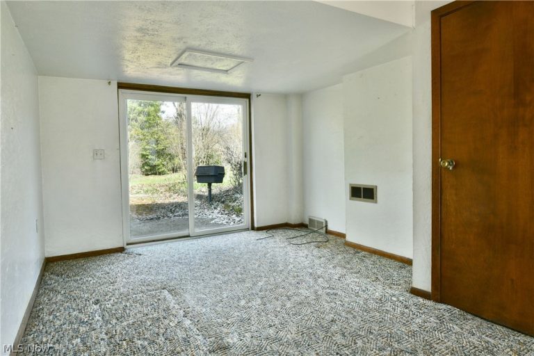 8391 Squires Lane, Warren, OH - Photo 6