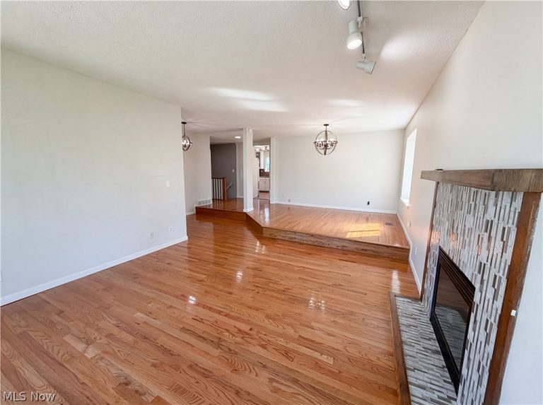 7049 Woodland Avenue, Chagrin Falls, OH - Photo 3