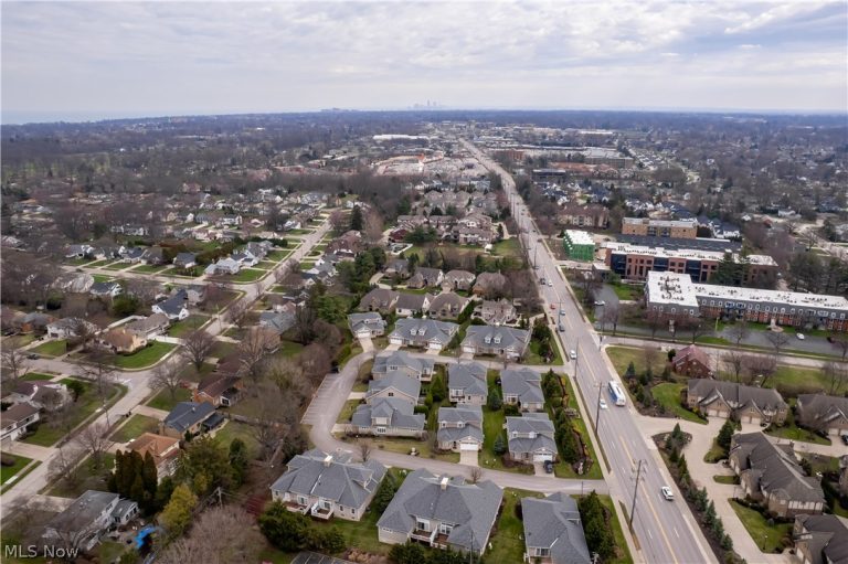 20 Somerset Drive, Rocky River, OH - Photo 2