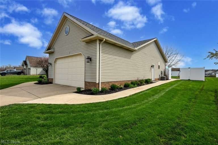 2861 Lauren Circle, Massillon, OH - Photo 2