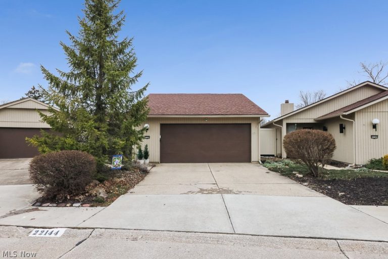 22144 Meadowsouth Court, Strongsville, OH - Photo 2