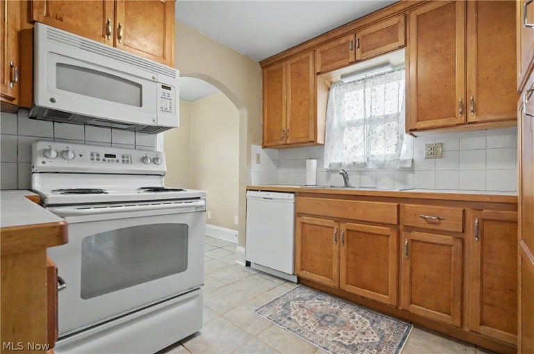 2782 Oakwood Drive, Cuyahoga Falls, OH - Photo 5