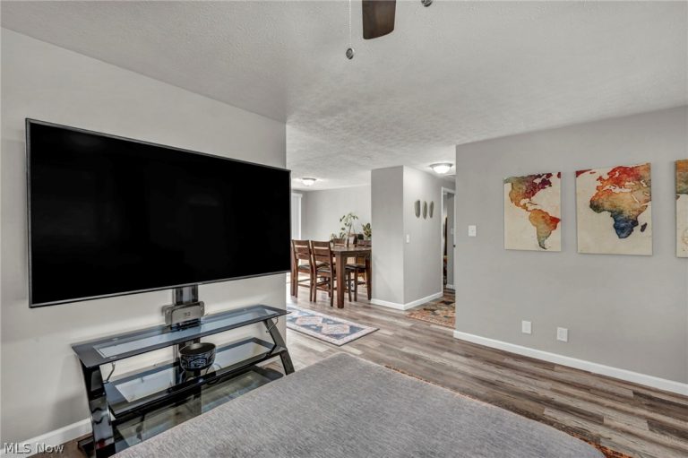 6386 Sandfield Drive, Brook Park, OH - Photo 5