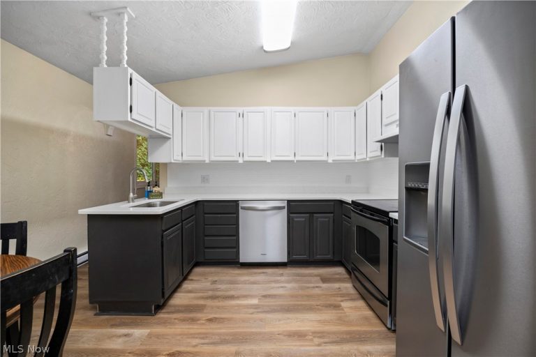 621 Van Oaks Drive, Amherst, OH - Photo 3