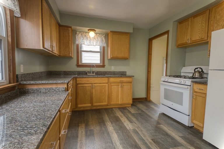 5372 Huron Road, Lyndhurst, OH - Photo 8