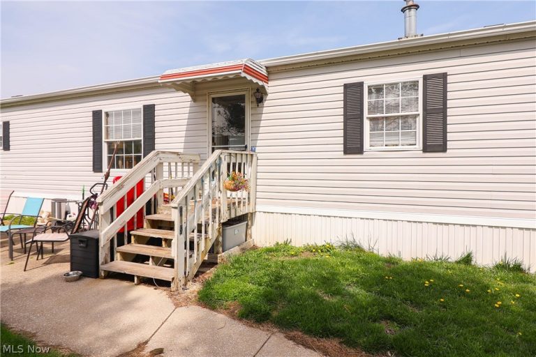 375 Golfway Drive, Painesville Twp, OH - Photo 2