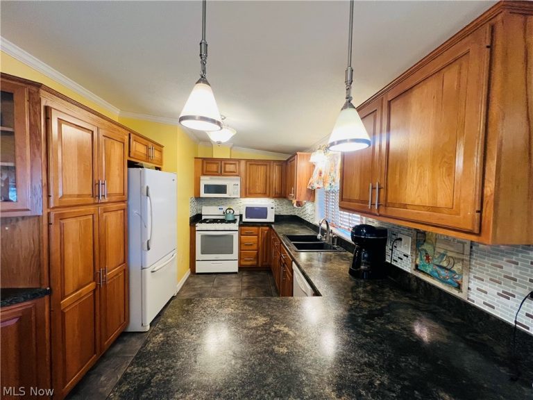 10552 Shasta Drive, Chardon, OH - Photo 3