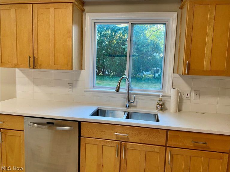 23710 Baintree Road, Beachwood, OH - Photo 8