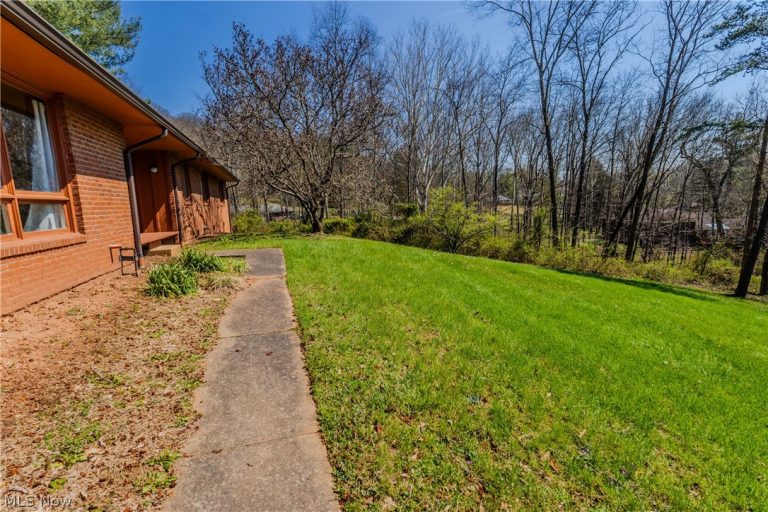 100 Crestwood Circle, Marietta, OH - Photo 3