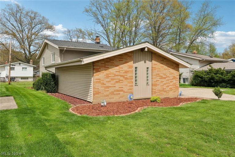 23956 Fairlawn Drive, North Olmsted, OH - Photo 6