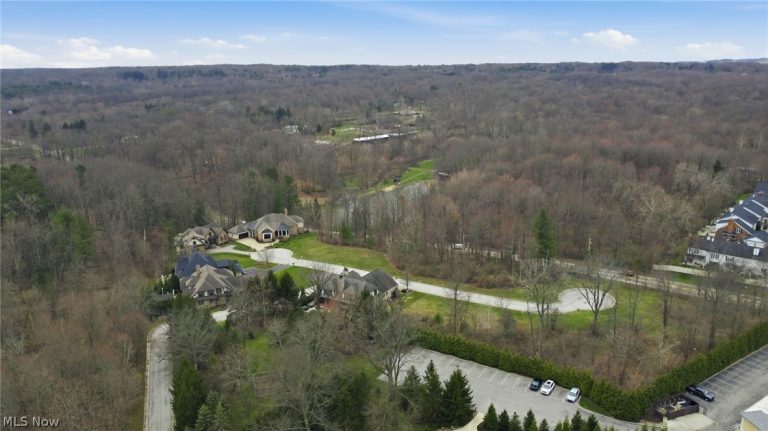 Lancaster Court, Chagrin Falls, OH - Photo 2