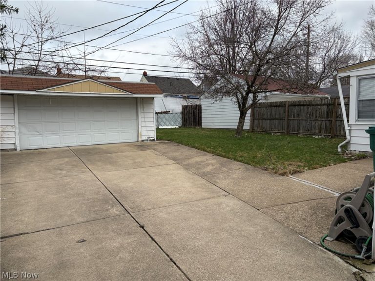 18915 Longview Avenue, Maple Heights, OH - Photo 3