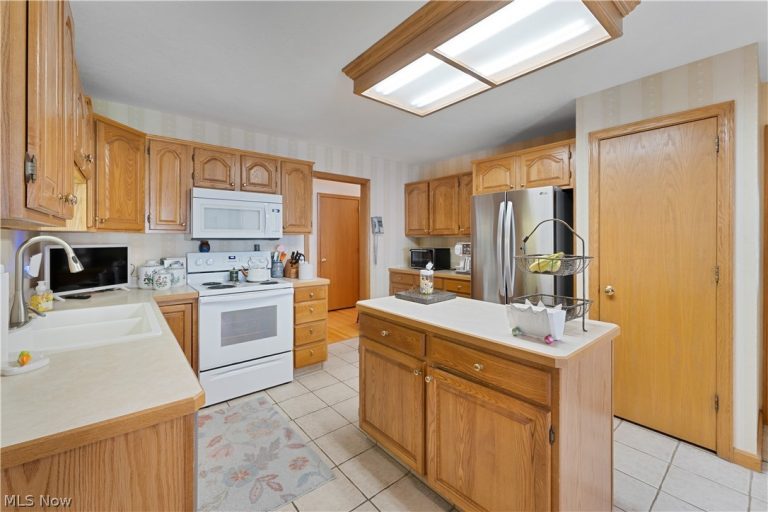 101 Pin Oak Place, Campbell, OH - Photo 8