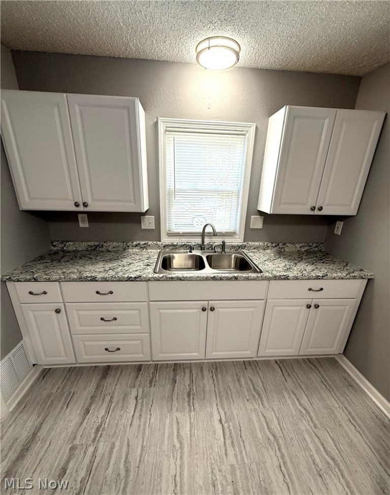 390 Cole Avenue, Akron, OH - Photo 8