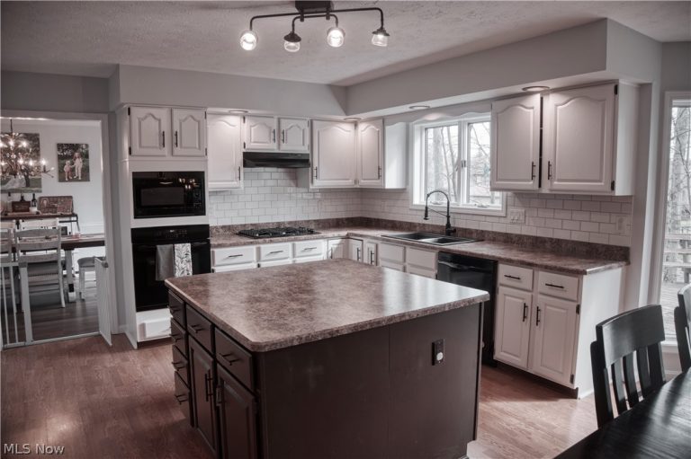 10621 Sherwood Trail, North Royalton, OH - Photo 4
