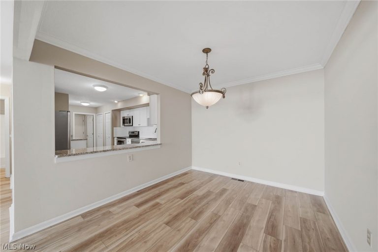 762 Hunters Trail #105, Akron, OH - Photo 8