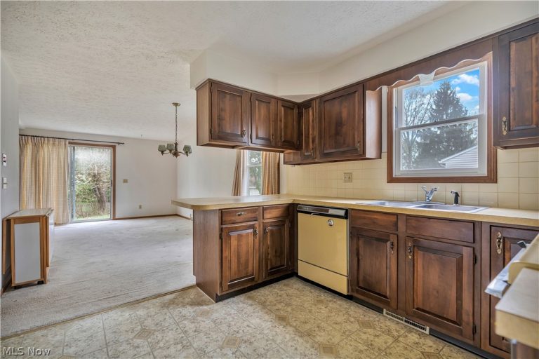 8054 Fox Run Avenue, North Canton, OH - Photo 6